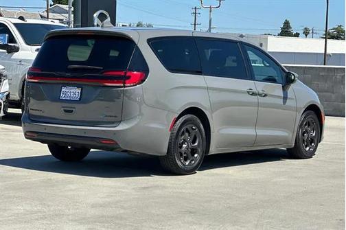 2022 Chrysler Pacifica Hybrid Touring L