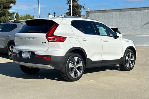 2023 Volvo XC40 B5 Plus Bright Theme