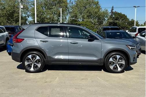 2023 Volvo XC40 B5 Ultimate Dark Theme