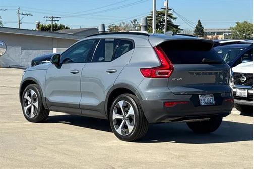 2023 Volvo XC40 B5 Ultimate Dark Theme