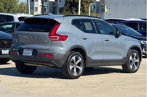 2023 Volvo XC40 B5 Ultimate Dark Theme