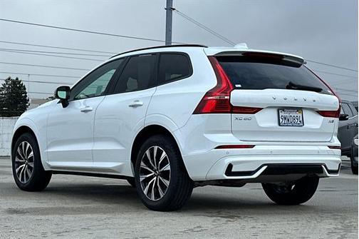 2024 Volvo XC60 B5 Core Dark Theme