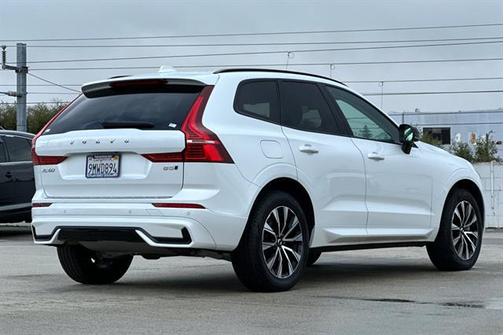2024 Volvo XC60 B5 Core Dark Theme