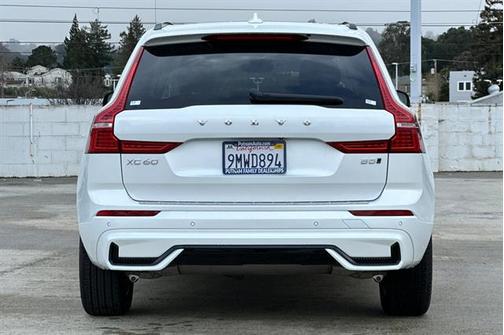 2024 Volvo XC60 B5 Core Dark Theme