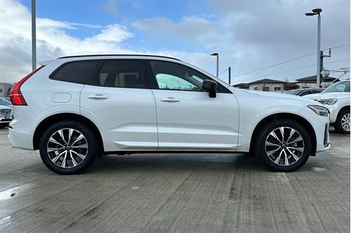 2024 Volvo XC60 B5 Core Dark Theme