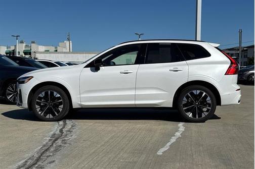 Crystal White Metallic 2026 Volvo XC60 B5 Plus