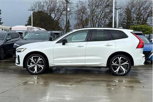 2023 Volvo XC60 B6 Ultimate Dark Theme