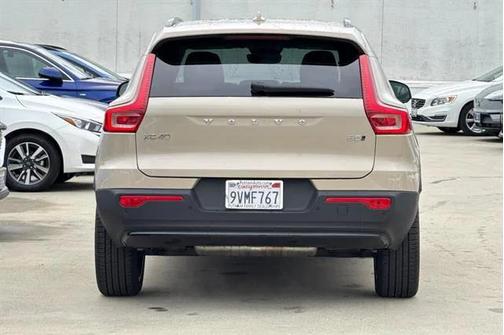 2025 Volvo XC40 B5 Ultra Dark Theme