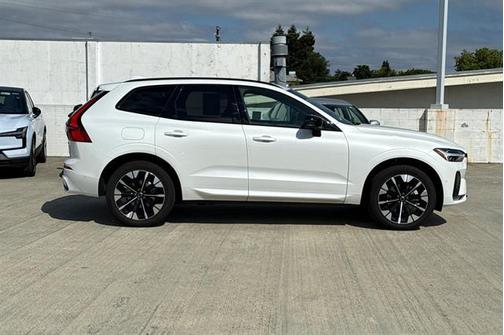 Crystal White Metallic 2026 Volvo XC60 B5 Plus