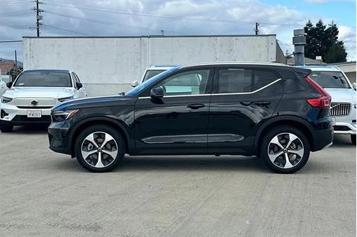 2025 Volvo XC40 B5 Plus Bright Theme