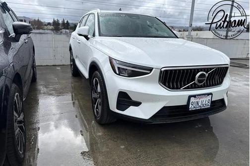 2025 Volvo XC40 B5 Core Bright Theme