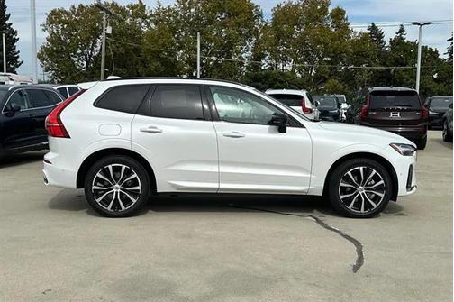 2023 Volvo XC60 B5 Plus Dark Theme