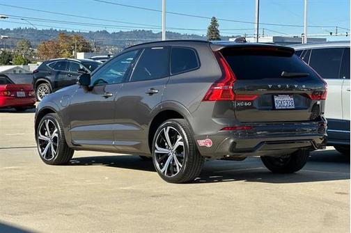 2023 Volvo XC60 Recharge Plug-In Hybrid T8 Ultimate Dark Theme