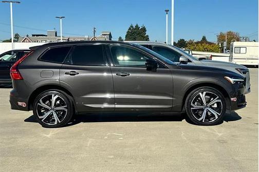 2023 Volvo XC60 Recharge Plug-In Hybrid T8 Ultimate Dark Theme