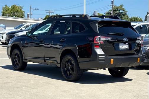 Crystal Black Silica 2024 Subaru Outback Wilderness