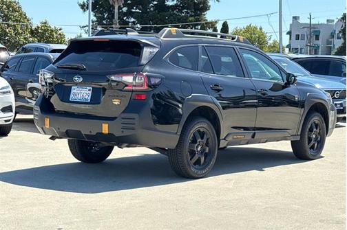 Crystal Black Silica 2024 Subaru Outback Wilderness
