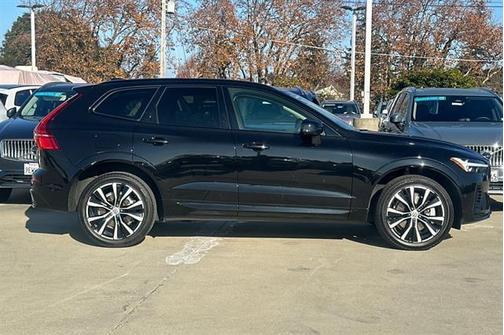 2023 Volvo XC60 Recharge Plug-In Hybrid T8 Plus Dark Theme