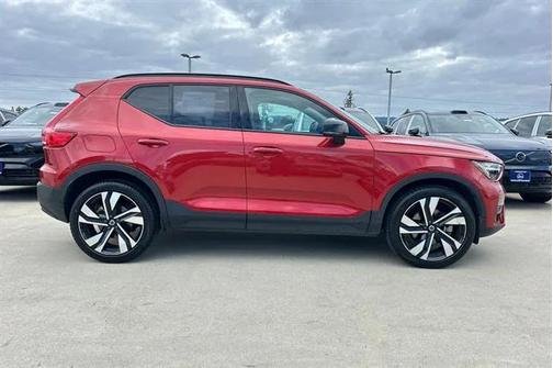 2023 Volvo XC40 B5 Ultimate Dark Theme