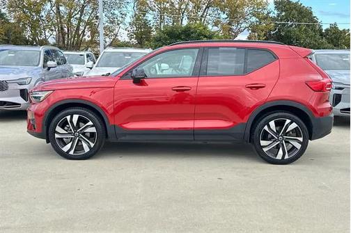 2023 Volvo XC40 B5 Ultimate Dark Theme
