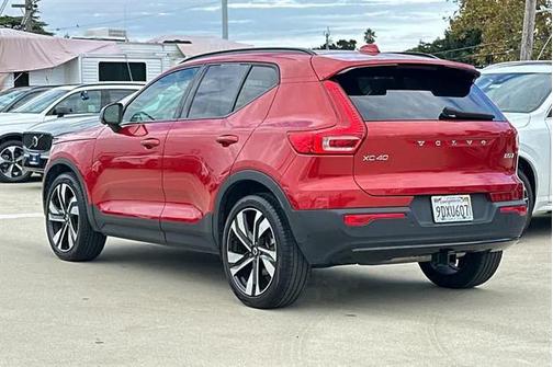 2023 Volvo XC40 B5 Ultimate Dark Theme