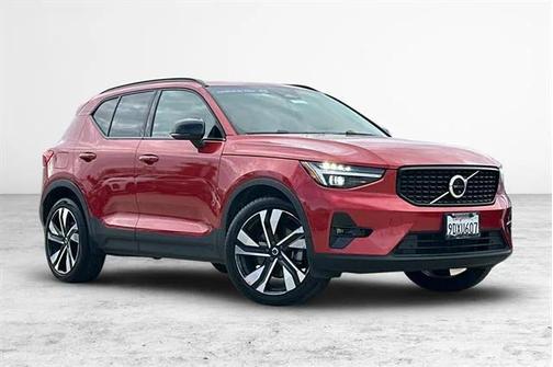2023 Volvo XC40 B5 Ultimate Dark Theme
