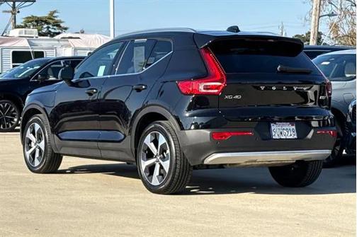 2025 Volvo XC40 B5 Core Bright Theme