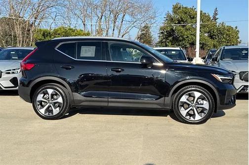 2025 Volvo XC40 B5 Core Bright Theme