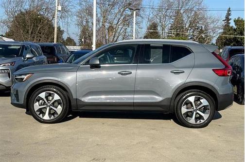 2023 Volvo XC40 B5 Plus Bright Theme