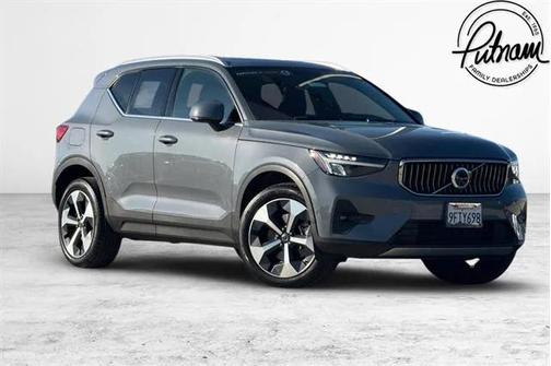 2023 Volvo XC40 B5 Plus Bright Theme
