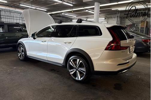 2023 Volvo V60 Cross Country B5 Plus