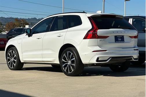 2023 Volvo XC60 Recharge Plug-In Hybrid T8 Plus Dark Theme
