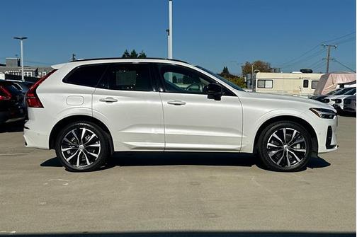 2023 Volvo XC60 Recharge Plug-In Hybrid T8 Plus Dark Theme