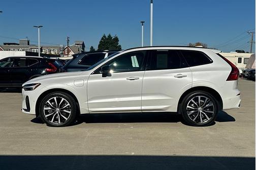 2023 Volvo XC60 Recharge Plug-In Hybrid T8 Plus Dark Theme