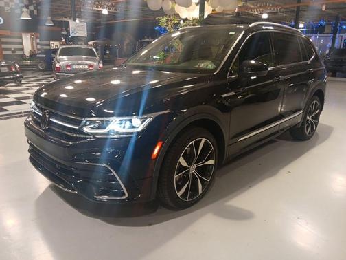 Deep Black Pearl Effect 2024 Volkswagen Tiguan 2.0T SEL R-Line
