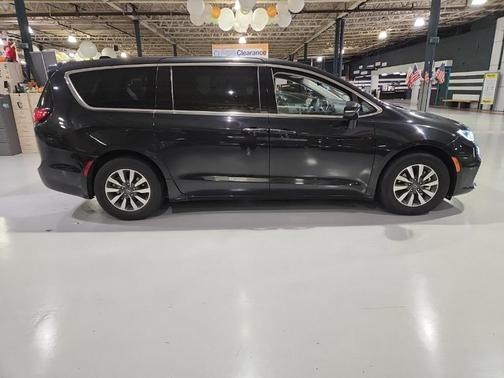 2022 Chrysler Pacifica Hybrid Touring L