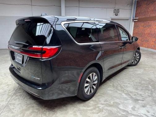 2022 Chrysler Pacifica Hybrid Touring L