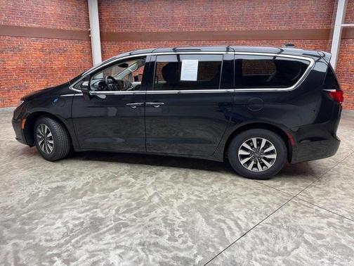 2022 Chrysler Pacifica Hybrid Touring L