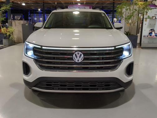 Pure White 2025 Volkswagen Atlas 2.0T SE