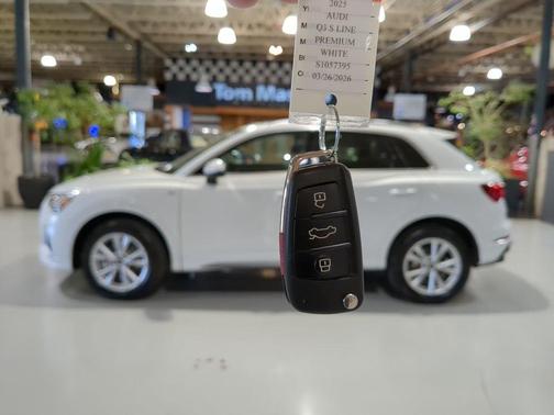 Glacier White Metallic 2025 Audi Q3 45 S line Premium
