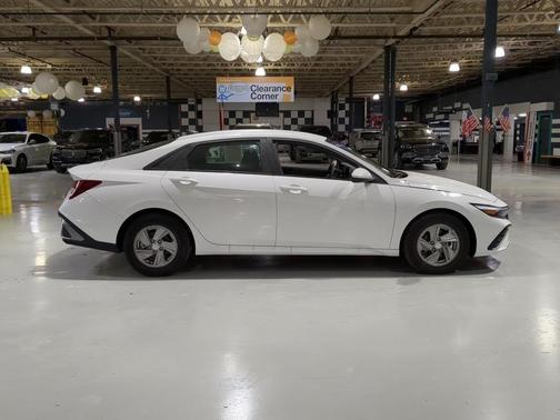 2025 Hyundai ELANTRA SE