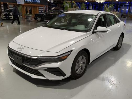 2025 Hyundai ELANTRA SE