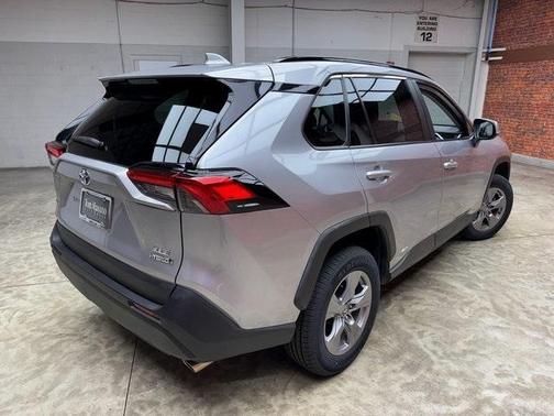 2022 Toyota RAV4 Hybrid XLE