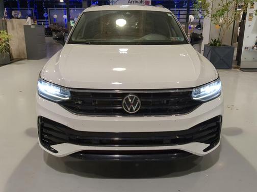 Pure White 2022 Volkswagen Tiguan 2.0T SE R-Line Black