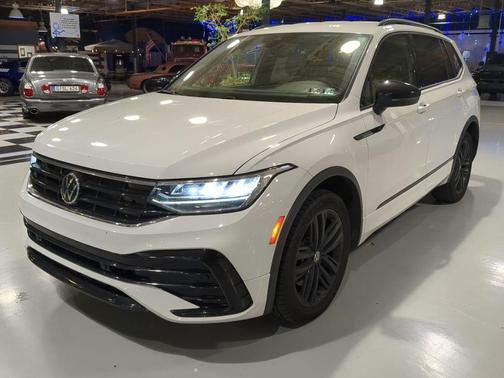 Pure White 2022 Volkswagen Tiguan 2.0T SE R-Line Black