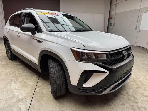 Pure White 2023 Volkswagen Taos 1.5T S