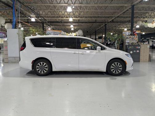 Bright White Clearcoat 2022 Chrysler Pacifica Hybrid Touring L