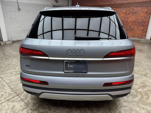 Satellite Silver Metallic 2025 Audi Q7 55 Premium Plus