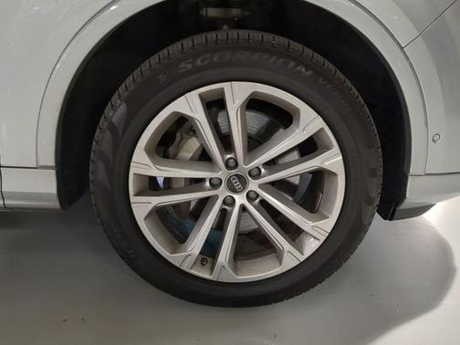 Satellite Silver Metallic 2025 Audi Q7 55 Premium Plus