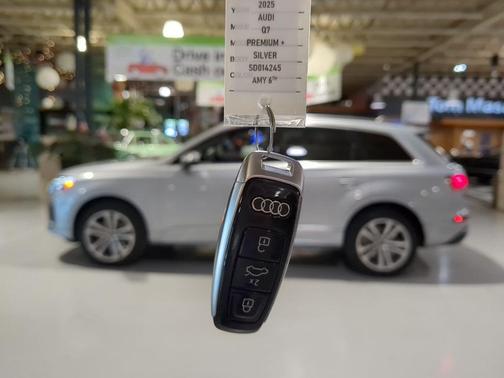 Satellite Silver Metallic 2025 Audi Q7 55 Premium Plus