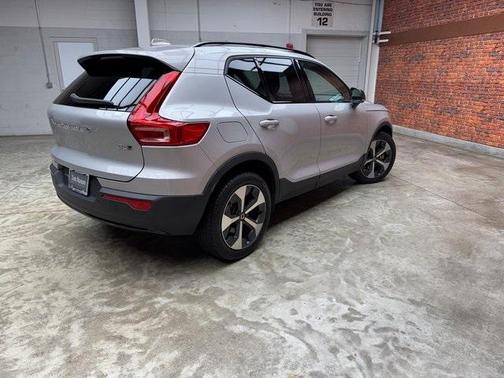 2023 Volvo XC40 B5 Plus Dark Theme